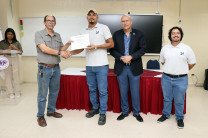 Entrega de certificado por parte del Dr. Aguilar, Decano de la FIM.