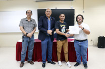Entrega de certificado por parte del Dr. Aguilar, Decano de la FIM.