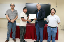Entrega de certificado por parte del Dr. Aguilar, Decano de la FIM.