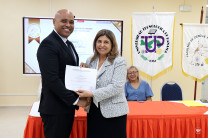Entrega de certificado por parte de la Dra. Mirtha Moore, Vicerrectora Académica.