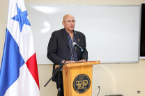 El decano de la FIM, Dr. Orlando Aguilar dio la bienvenida a los estudiantes del diplomado.