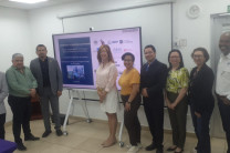  Los miembros de la Comisión de Extensión de la UTP participan de una fotografía junto a los responsables del Diplomado, tras ser aprobado.