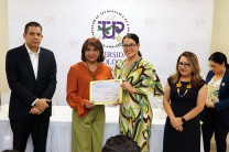 La Dra. Ángela Laguna, Vicerrectora Académica hizo entrega de certificados en este acto.