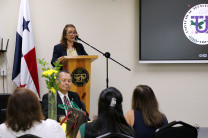 La Dra. Nery Caballero de Camacho, directora de Extensión.