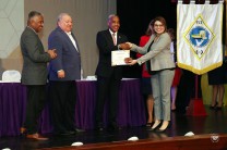 La Mgtr. Tania González Montoya de DIPLAN, recibiendo su certificado.