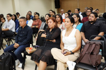 Graduandos y público presente en el acto.
