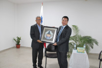 Ing. Efraín Conte, director del Centro Regional de Coclé recibe obsequio. 