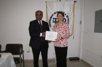 Entrega de certificados por parte del Director de UTP Coclé,  Pablo Moreno a la Dipuitada, Ana Matilde Gómez.