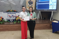 Entrega de Certificado por la Dra. Lineth Alaín de Meier, directora a las expositoras 