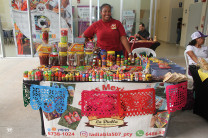 Stand creativos, ventas de postres y bebidas.