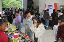 Stand creativos, ventas de postres y bebidas.