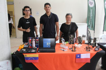 Stand creativos, ventas de postres y bebidas.