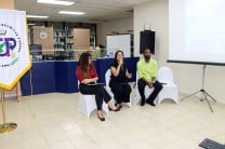 Panel con la estudiante Esmaily Méndez, Doctora Bridget Cadogan y el Magister José Mendoza.