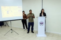 Estudiantes exponiendo Artículo Científico.