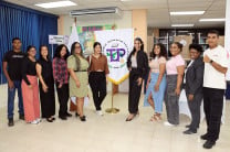 Estudiantes participantes junto a profesores.
