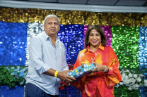 La Dra. Laguna recibe un obsequio. La Dra. Laguna recibe un obsequio.