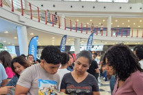 Jóvenes interesados en una carrera universitaria conocen la oferta académica de la UTP.  