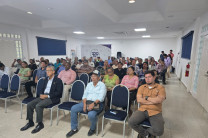 Docentes participantes de la reunión, escuchando la presentación sobre sostenibilidad