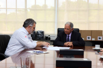 El rector encargado, Ing. Angelino Harris recibe la documentación de la adquisición de tres escáner digitales como herramientas de trabajo. 