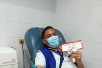 Estudiante donando sangre.