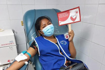 Estudiante donando sangre.