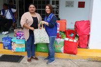 La Lcda. Gómez recibió el donativo de manos de la Ing. Lezcano.