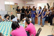 El grupo musical Melodías UTP le cantó a las 17 chicas que actualmente se encuentran en este hogar.
