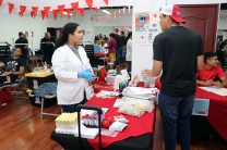 Estudiantes, administrativos en la Campaña de Donación de Sangre