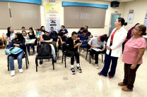 Dra. Lineth Alaín de Meier, directora del Centro Regional visitó a los estudiantes donadores. 