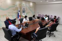Estudiantes y autoridades de la UTP reunidos en Rectoría de la UTP.