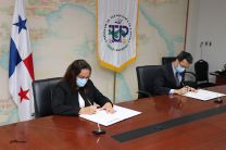 Firma del acuerdo de donación por la Ing. Vivian Valenzuela, Vicerrectora de Vida Universitaria de la UTP y el Sr. Chen Yue, Vicepresidente de Asuntos Públicos de la Empresa HUAWEI Technologies Panamá, S.A.
