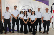 Dr. Francisco Arango y Mgtr. Miguel López asesores del evento con estudiantes homenajeados.
