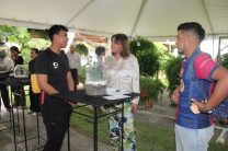 Dra. Ángela Laguna conversa con estudiantes dentro de las exposiciones de horticultura