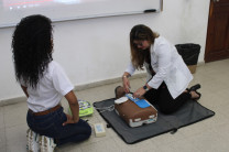 Dra. Marta Castillo explicando el uso del DEA