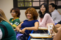 El programa ofrece beneficios que incluyen pasajes aéreos, seguro médico internacional y estipendios mensuales, según la modalidad seleccionada.