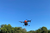 Dron equipado con sistema de medición de contaminantes atmosféricos.