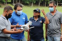 Todos los participantes recibieron instrucciones sobre el manejo del control del vuelo de dron.