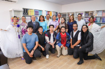 Autoridades, docentes y estudiantes enla reinaguración de la Librería. 