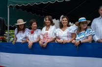 Las bandas de colegios con sus representaciones pasaron frente al palco de las autoridades de la UTP.