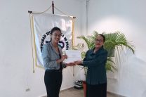 Estudiante Susana Bernal recibe certificado de participación de manos de la Licda. Cruzana Varela, Directora Encargada del Centro Regional de Coclé.