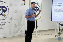 Expositor durante la conferencia Expositor durante la conferencia