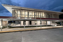 Con 7 aulas, 2 laboratorios y con capacidad para 250 estudiantes. 