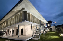 El nuevo edificio cuenta con facilidades como: Ascensor, escalera de emergencia, Oficina de Vida Universitaria, Oficina de Tecnología, etc.