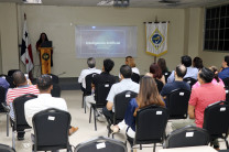 Conferencia “Inteligencia Artificial”, dictada por la expositora la Dra. Karla Arosemena.