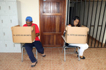 Personal administrativo ejerciendo su voto