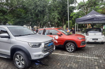 Una nutrida participación de estudiantes, docentes e investigadores participaron de la exhibición de autos eléctricos, recibiendo información del representante de la cadena automotriz Jack Motor S.A.