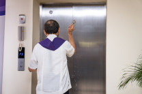 El Padre Euclides González del Seminario Mayor San José realizó la bendición del elevador.