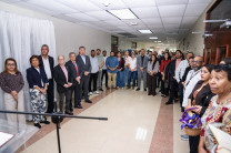 Autoridades y personal de la UTP asisten a la inauguración del elevador de Postgrado.