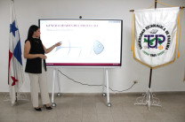 Estudiante Eliana De León C., durante su exposición.