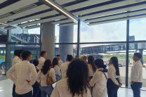  En las salas de espera del aeropuerto.